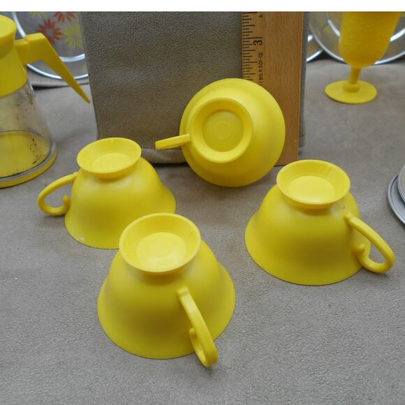 Vintage Aluminum Specialty Co./Chilton Yellow Coffee Pot, Tin Plates, & Cups - Picture 13 of 16